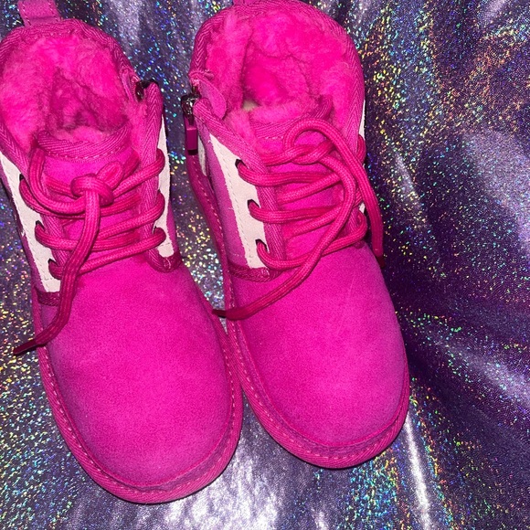 Child Neumel Graphic Outline Chukka UGG Boot - Picture 2 of 9